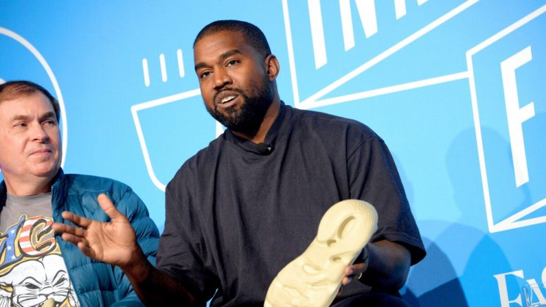 Kanye West y Steven Smith hablan en el escenario durante un evento en la ciudad de Nueva York el 7 de noviembre de 2019. (Brad Barket/Getty Images para Fast Company)