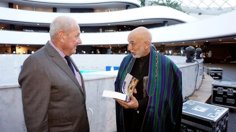 O ex-presidente do Afeganistão Hamid Karzai (D) conversa com um dos participantes da conferência Astana Club, nesta terça-feira na capital do Cazaquistão (EFE / Kulpash Konyrova)