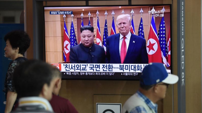 As pessoas assistem a uma tela de notícias de televisão mostrando imagens de uma reunião entre o presidente dos EUA Donald Trump e o líder norte-coreano Kim Jong Un, realizada na aldeia de Panmunjom na DMZ, na DMZ, em uma estação ferroviária em Seul, em 10 de agosto de 2019 (Foto JUNG YEON-JE / AFP via Getty Images)