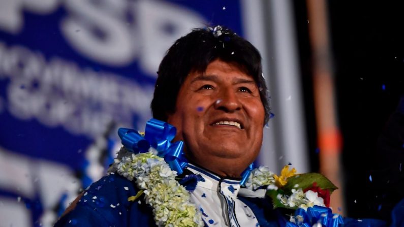 Ex-presidente Evo Morales, depois de mais de 13 anos no poder, gesticula durante manifestação política em El Alto, Bolívia, em 16 de outubro de 2019, antes das eleições presidenciais de 20 de outubro. Morales se apresentou como candidato, apesar da proibição da constituição da nação (Pedro Ugarte / AFP via Getty Images)