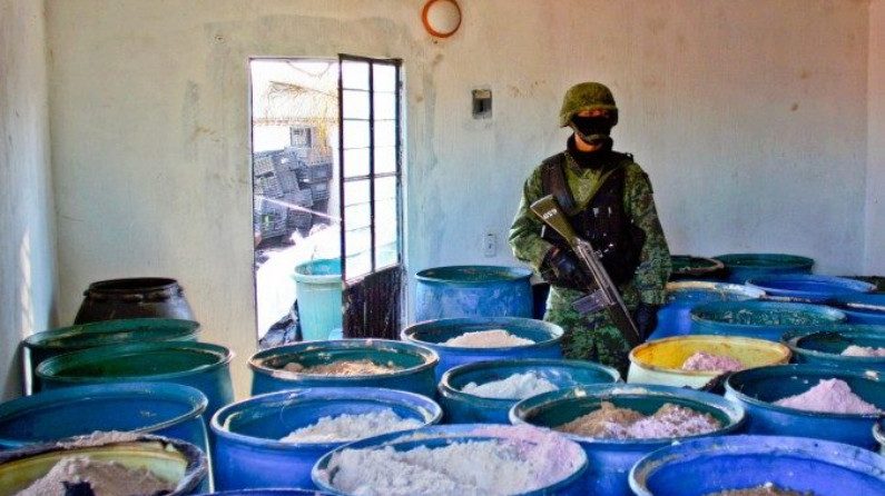 Soldado monta guarda dentro de um laboratório clandestino de processamento de drogas químicas, descoberto no México em 9 de fevereiro de 2012 (Héctor Guerrero / AFP / Getty Images)