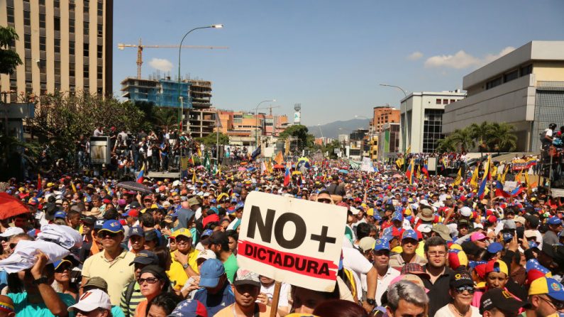 Manifestantes protestam contra a ditadura comunista de Nicolás Maduro em Caracas, Venezuela (Edilzon Gamez / Getty Images)