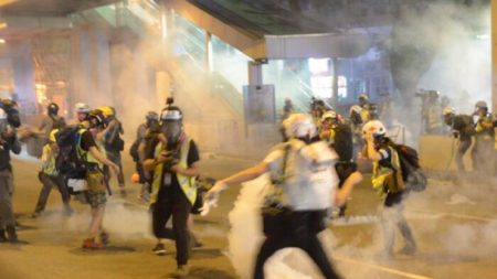 Detectados casos de cloracne em Hong Kong provavelmente devido a produtos químicos nocivos presentes no gás lacrimogêneo