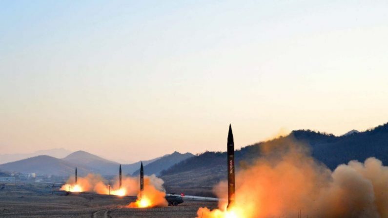 Exército Popular da Coreia lança quatro mísseis balísticos durante exercício militar em um local não revelado na Coreia do Norte, em uma fotografia datada de 7 de março de 2017 (AFP / Getty Images)
