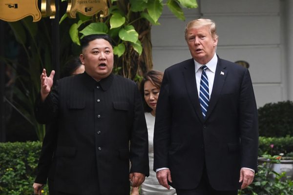 Presidente dos Estados Unidos, Donald Trump (dir.), caminha ao lado do líder da Coreia do Norte, Kim Jong Un, durante um intervalo nas negociações da segunda cúpula entre os Estados Unidos e a Coreia do Norte no hotel Sofitel Legend Metropole em Hanói, em 28 de fevereiro de 2019 (SAUL LOEB / AFP via Getty Images)
