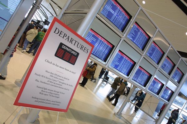 Público passa pelo Terminal Midfield do Aeroporto de Detroit em 16 de fevereiro de 2002 em Detroit, MI. (Bill Pugliano / Getty Images)