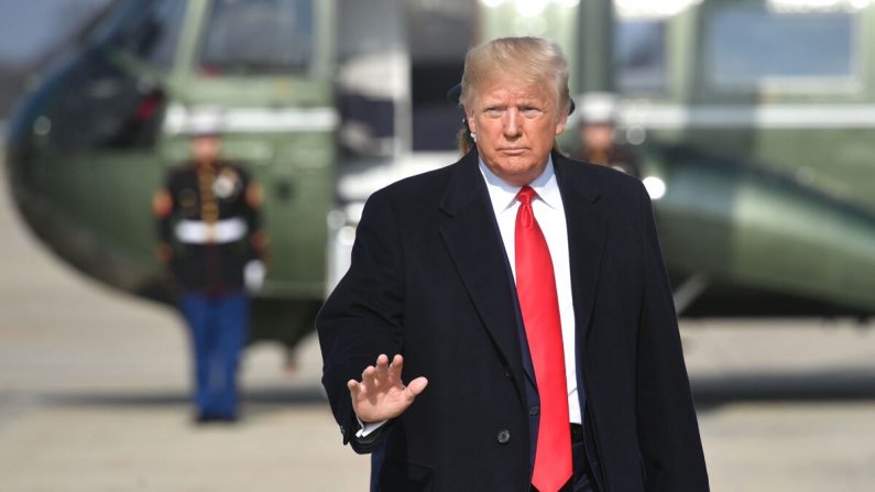 El presidente Donald Trump se prepara para entrar en el Air Force One antes de salir de la base Andrews de la Fuerza Aérea en Maryland el 20 de noviembre de 2019. (Mandel Ngan / AFP via Getty Images)
