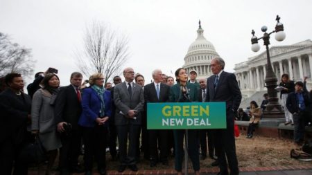 Sanders e Ocasio-Cortez revelam plano para impulsionar Green New Deal no setor de habitação popular