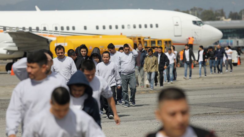 Imigrantes guatemaltecos devolvidos dos Estados Unidos pelo ICE chegam de avião à Guatemala em fevereiro de 2019 (John Moore / Getty Images)