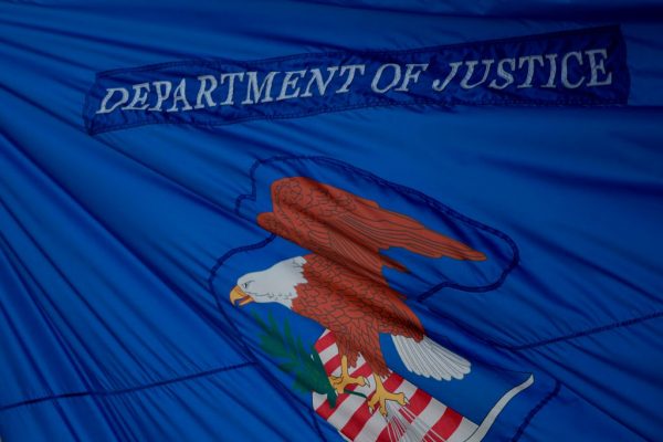 Imagem ilustrativa da bandeira do Departamento de Justiça dos Estados Unidos em Washington, DC, em 22 de julho de 2019 (ALASTAIR PIKE / AFP via Getty Images)