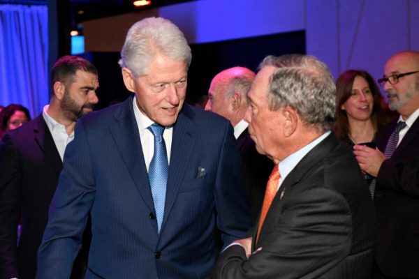 Ex-presidente Bill Clinton e Michael Bloomberg participam do Common Sense Awards de 2019 no The Shed, em Nova Iorque, em 29 de outubro de 2019 (Eugene Gologursky / Getty Images para Common Sense Media)