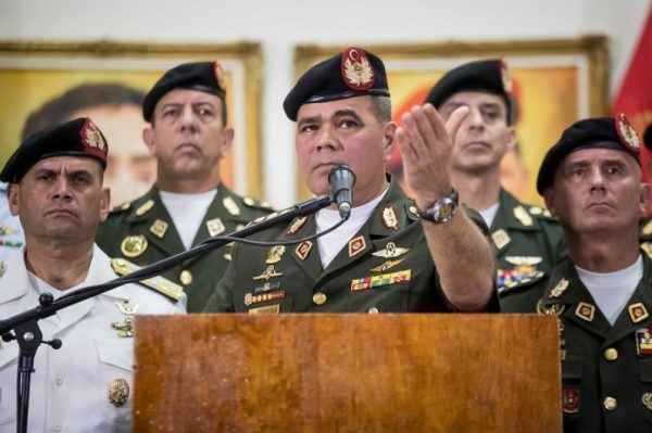 Ministro da Defesa da Venezuela, Vladimir Padrino López (centro) (EFE / Miguel Gutiérre)