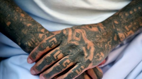 Ex-membro da gangue salvadorenha MS-13 (OSCAR RIVERA / AFP via Getty Images)