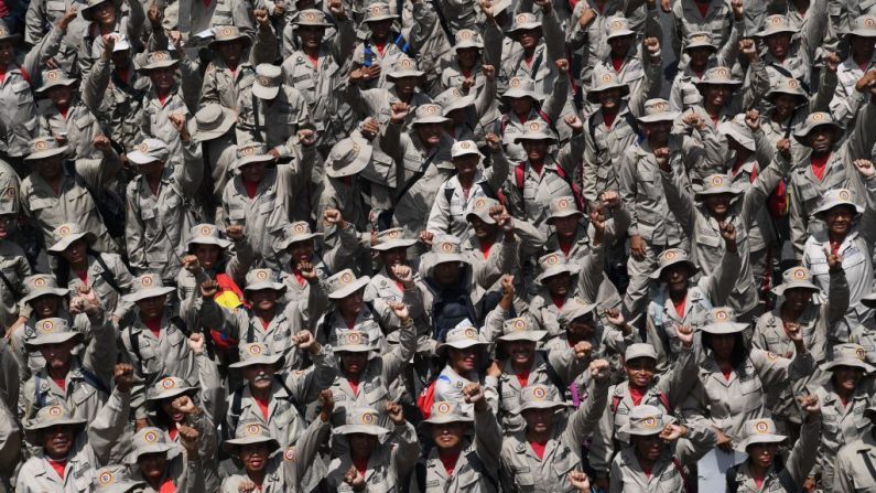 A milícia bolivariana é formada por chavistas civis de qualquer idade e sem preparação (YURI CORTEZ / AFP via Getty Images)