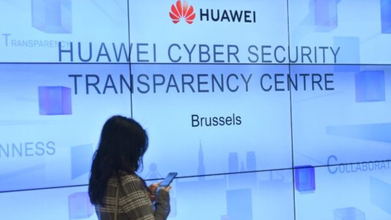 Mulher em um evento no Huawei Cybersecurity Center em Bruxelas, em 21 de maio de 2019 (Emmanuel Dunand / AFP / Getty Images)