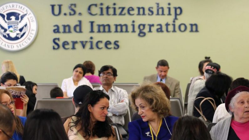 Imigrantes aguardam sua vez para retirar o green card e realizar as entrevistas de cidadania no escritório do USCIS (Foto de arquivo de John Moore / Getty Images)