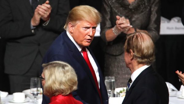 Presidente Donald Trump deixa o palco depois de falar no New York Economic Club em Nova Iorque em 12 de novembro de 2019 (Spencer Platt / Getty Images)