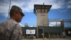 Activistas universitarios exigen que despidan a un empleado de seguridad que sirvió en Guantánamo