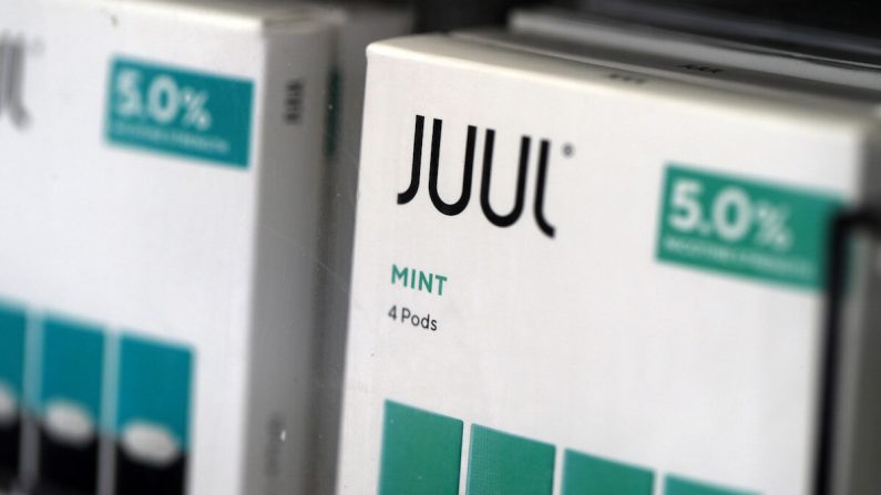 Los paquetes de cigarrillos electrónicos con sabor a menta de Juul se exhiben en la tienda de tabaco San Rafael en San Rafael, California, el 07 de noviembre de 2019. (Justin Sullivan/Getty Images)