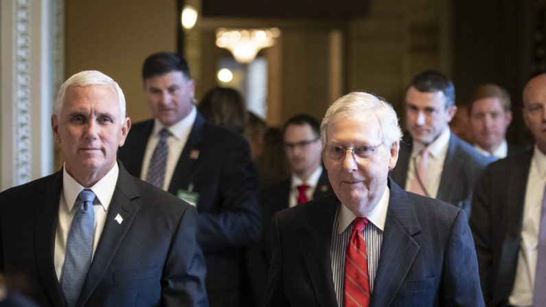 El vicepresidente Mike Pence (izda.) y el líder de la mayoría del Senado Mitch McConnell (R-Ky.) caminan hacia el almuerzo de política republicana en el Capitolio de Estados Unidos en Washington, el 5 de noviembre de 2019. (Drew Angererer/Getty Images)