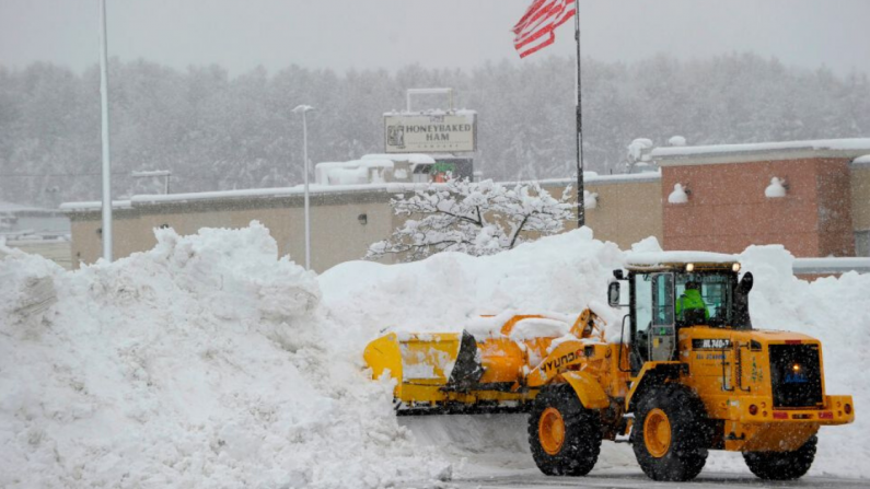 Maquina recoge 15 pulgadas de nieve en Estados Unidos. (JOSEPH PREZIOSO/AFP vía Getty Images)