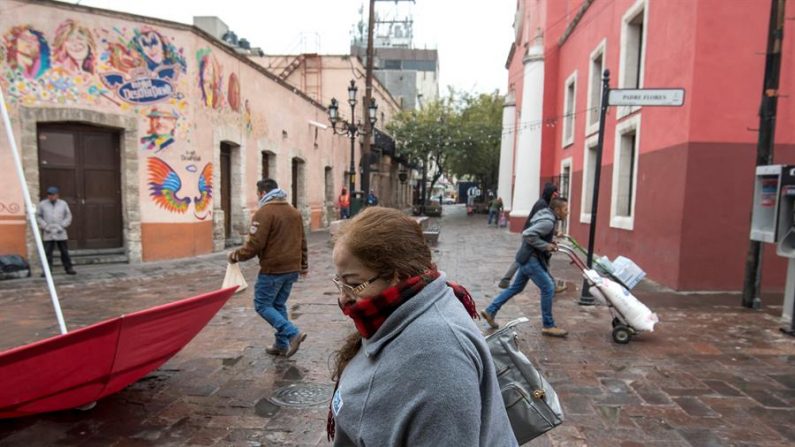 Uma mulher transita abrigada nesta terça-feira, devido à queda de temperatura na cidade de Saltillo, no estado norte de Coahuila (México) (EFE / Miguel Sierra / Archivo)