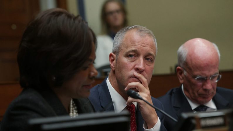 El representante Patrick Maloney (D-N.Y.) (centro) escucha mientras el Director Interino de Inteligencia Nacional, Joseph Maguire, testifica ante la Comisión Selecta de Inteligencia de la Cámara de Representantes en el edificio Rayburn en Capitol Hill, Washington, el 26 de septiembre de 2019. (Alex Wong/Getty Images)