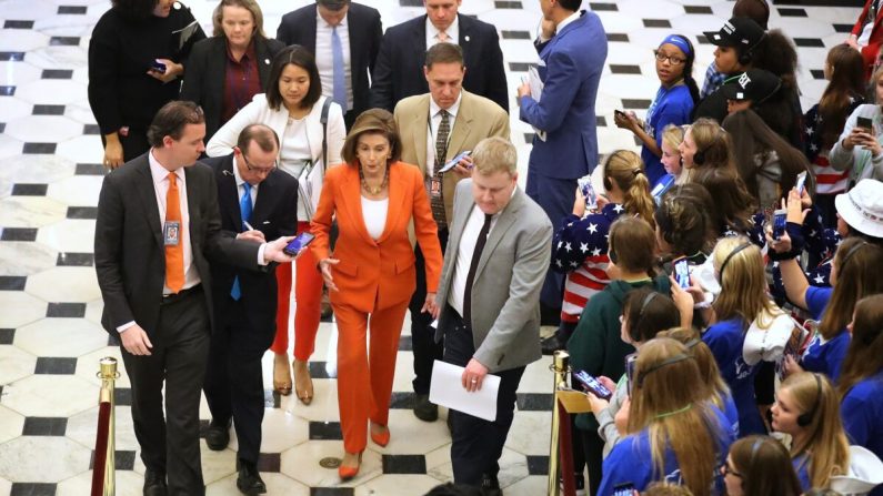 La presidenta de la Cámara de Representantes, Nancy Pelosi (D-Calif.), rodeada de personal y periodistas después del cierre de una votación de la Cámara de Representantes de EE.UU. sobre una resolución que formaliza la investigación de juicio político contra el presidente republicano Donald Trump en Washington en octubre. 31, 2019. (Chip Somodevilla/Getty Images)