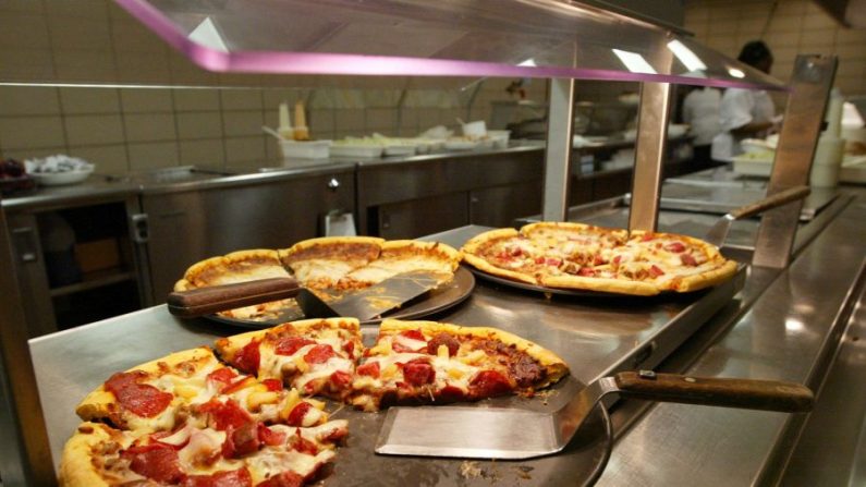 Pizzas disponibles para el almuerzo en una escuela secundaria en Chicago, Illinois, el 20 de abril de 2004. (Tim Boyle/Getty Images)