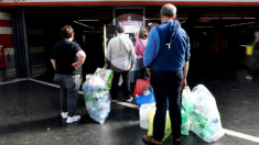 Roma combate la contaminación con máquinas que cambian botellas de plástico por crédito para el metro