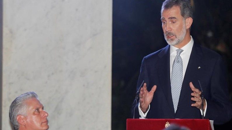 El rey Felipe VI durante su intervención en la cena ofrecida por los monarcas españoles al presidente de Cuba, Miguel Díaz-Canel (i), el 13 de noviembre de 2019 en el Palacio de los Capitanes Generales de La Habana. EFE/Juan Carlos Hidalgo
