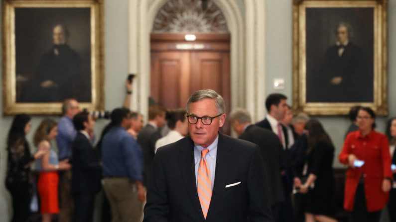 El presidente de la Comisión de Inteligencia del Senado, Richard Burr (R-N.C.), abandona el almuerzo semanal de política republicana en el Capitolio de Washington, el 4 de junio de 2019. (Mark Wilson/Getty Images)