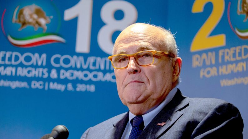 Rudy Giuliani responde a las preguntas de los medios de comunicación después de hablar en la Conferencia sobre Irán en Washington el 5 de mayo de 2018. (Tasos Katopodis/Getty Images)