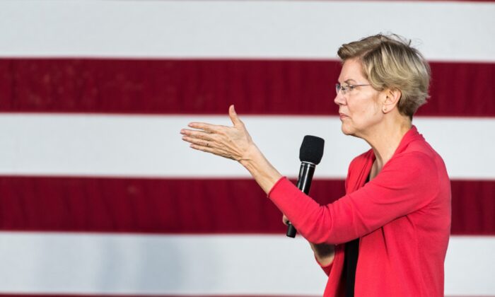 La candidata presidencial demócrata, la senadora Elizabeth Warren (D-Mass.) habla ante una multitud en Florence, Carolina del Sur, el 26 de octubre de 2019. (Sean Rayford/Getty Images) 