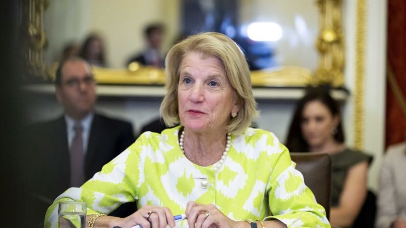 La senadora Shelley Moore Capito (R-W.Va.), habla durante una mesa redonda con la Subcomisión de Relaciones Exteriores del Senado sobre la estrategia de Estados Unidos para la implementación de la Ley de Mujeres, Paz y Seguridad", en el Capitolio de Washington, el 11 de junio de 2019. (Anna Moneymaker/Getty Images)