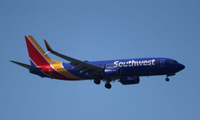 Un avión Boeing 737 de Southwest Airlines se prepara para aterrizar en el Aeropuerto Internacional de Oakland el 25 de abril de 2019 en San Leandro, California. (Justin Sullivan/Getty Images)