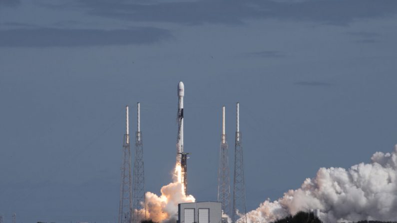 La 45° Ala Espacial apoyó el lanzamiento exitoso de la misión Starlink de SpaceX con el lanzamiento de un cohete Falcon 9 en la Estación de la Fuerza Aérea de Cabo Cañaveral, Florida, el 11 de noviembre de 2019. (Foto de la Fuerza Aérea de EE.UU. por el Aerotécnico de Primera Clase Zoe Thacker)