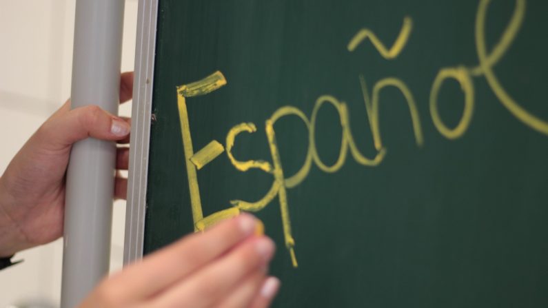 Foto de archivo de un pizarrón de clases con la palabra "español". (sgrunden | Pixabay)