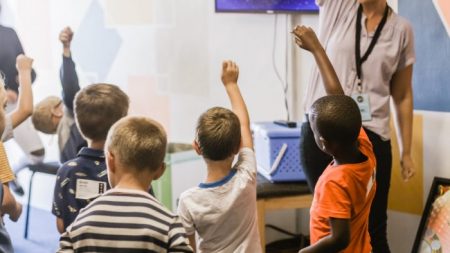 Ley de derechos de los padres de Nueva Jersey restringiría enseñanza del sexo y género en escuelas K-12