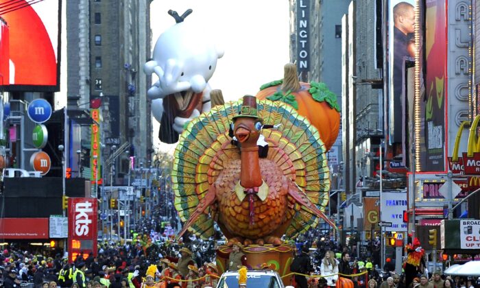 El pavo de Acción de Gracias flota durante el 85º Desfile del Día de Acción de Gracias de Macy's en Nueva York el 24 de noviembre de 2011. (Timothy A. Clary/AFP vía Getty Images)
