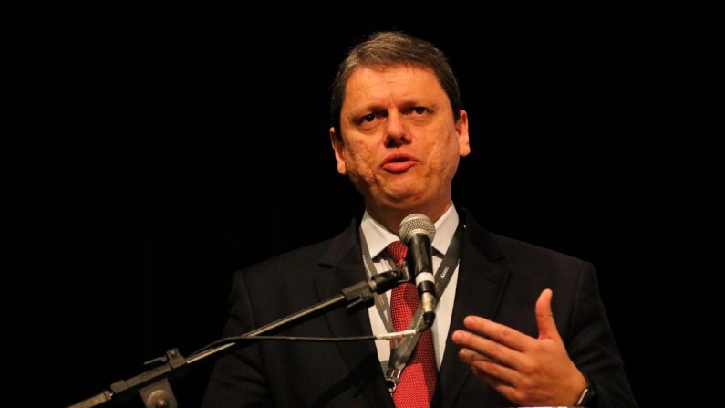 O ministro da Infraestrutura, Tarcísio de Freitas, participa da 2ª .Conferência Anual CEBRI - BNDES (Tânia Rêgo/Agência Brasil)