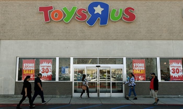 Los clientes compran en una tienda de Toys 'R' Us en Los Angeles, California, el 23 de marzo de 2018. (Mark Ralston/AFP/Getty Images)