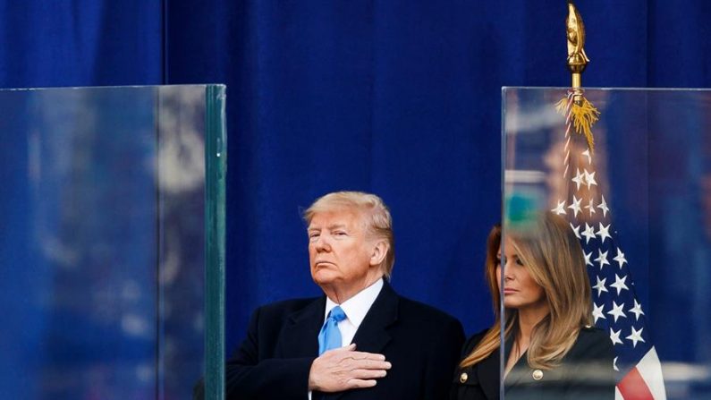 O presidente dos Estados Unidos, Donald Trump (c), foi registrado nesta segunda-feira(11), durante a cerimônia do Dia dos Veteranos de Guerra, no Madson Square Park, em Nova York (EFE / Justin Lane)