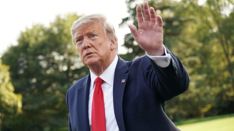 El presidente Donald Trump hace gestos cuando sale de la Casa Blanca en Washington el 16 de septiembre de 2019. (Mandel Ngan/AFP/Getty Images)