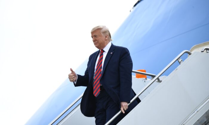 El Presidente de los Estados Unidos Donald Trump llega al Aeropuerto O'Hare de Chicago el 28 de octubre de 2019 en Chicago, Illinois (Brendan Smialowski/AFP via Getty Images)