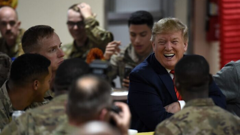 El presidente de los Estados Unidos, Donald Trump, ofrece una cena de Acción de Gracias a las tropas estadounidenses en el Campo Aéreo de Bagram durante una visita sorpresa el 28 de noviembre de 2019 en Afganistán. (OLIVIER DOULIERY/AFP vía Getty Images)