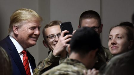 Newsweek dice que Trump estuvo ocupado «tuiteando» y «jugando golf», pero estaba en Afganistán