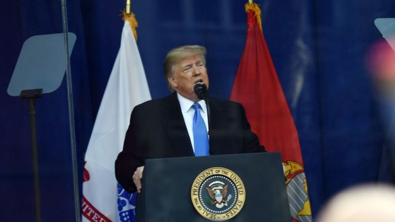 El presidente Donald Trump pronuncia un discurso durante el Desfile del Día de los Veteranos de la Ciudad de Nueva York el 11 de noviembre de 2019 en Nueva York. (Brendan Smialowski/AFP vía Getty Images)