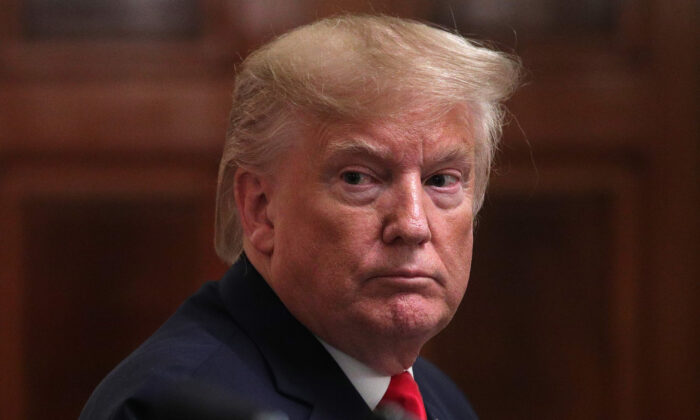 El Presidente Donald Trump escucha durante una conferencia de prensa en la Sala Este de la Casa Blanca, Washington D.C., 13 de noviembre de 2019. (Alex Wong/Getty Images)