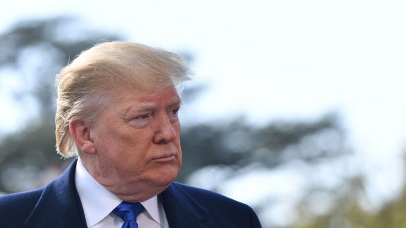 El presidente Donald Trump habla con la prensa antes de partir de la Casa Blanca en Washington el 8 de noviembre de 2019. (Nicholas Kamm/AFP a través de Getty Images)